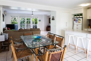 Apartment, 2 Bedrooms, Garden View | In-room dining - Sandy Beach Resort (Noosaville)
