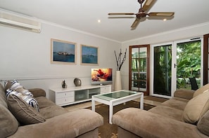 Flat-screen TV - Sandy Beach Resort (Noosaville)