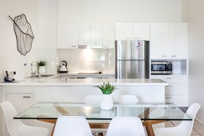 Appartement, 1 chambre, vue sur le fleuve | Aire de séjour | Téléviseur à écran plat