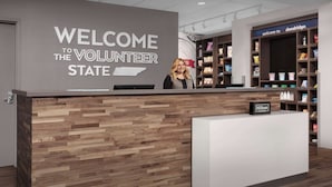 Una recepción con un letrero que dice "Welcome to Volunteer State", una pared de madera y una estantería con aperitivos.