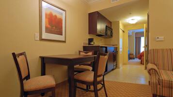 Escritorio, cortinas blackout y tabla de planchar con plancha