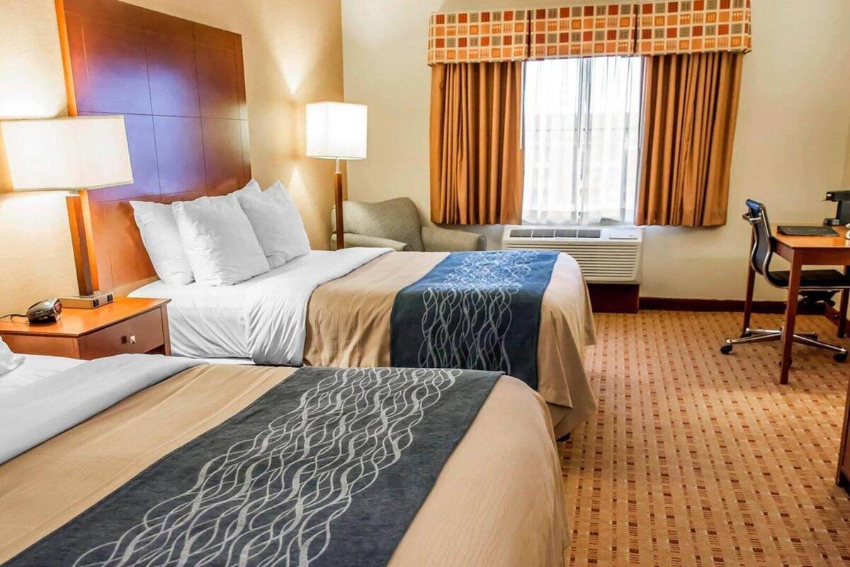 Escritorio, tabla de planchar con plancha, wifi gratis y ropa de cama