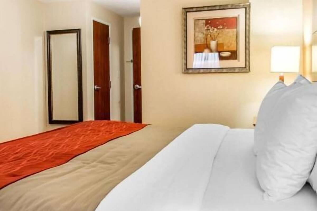 Escritorio, tabla de planchar con plancha, wifi gratis y ropa de cama