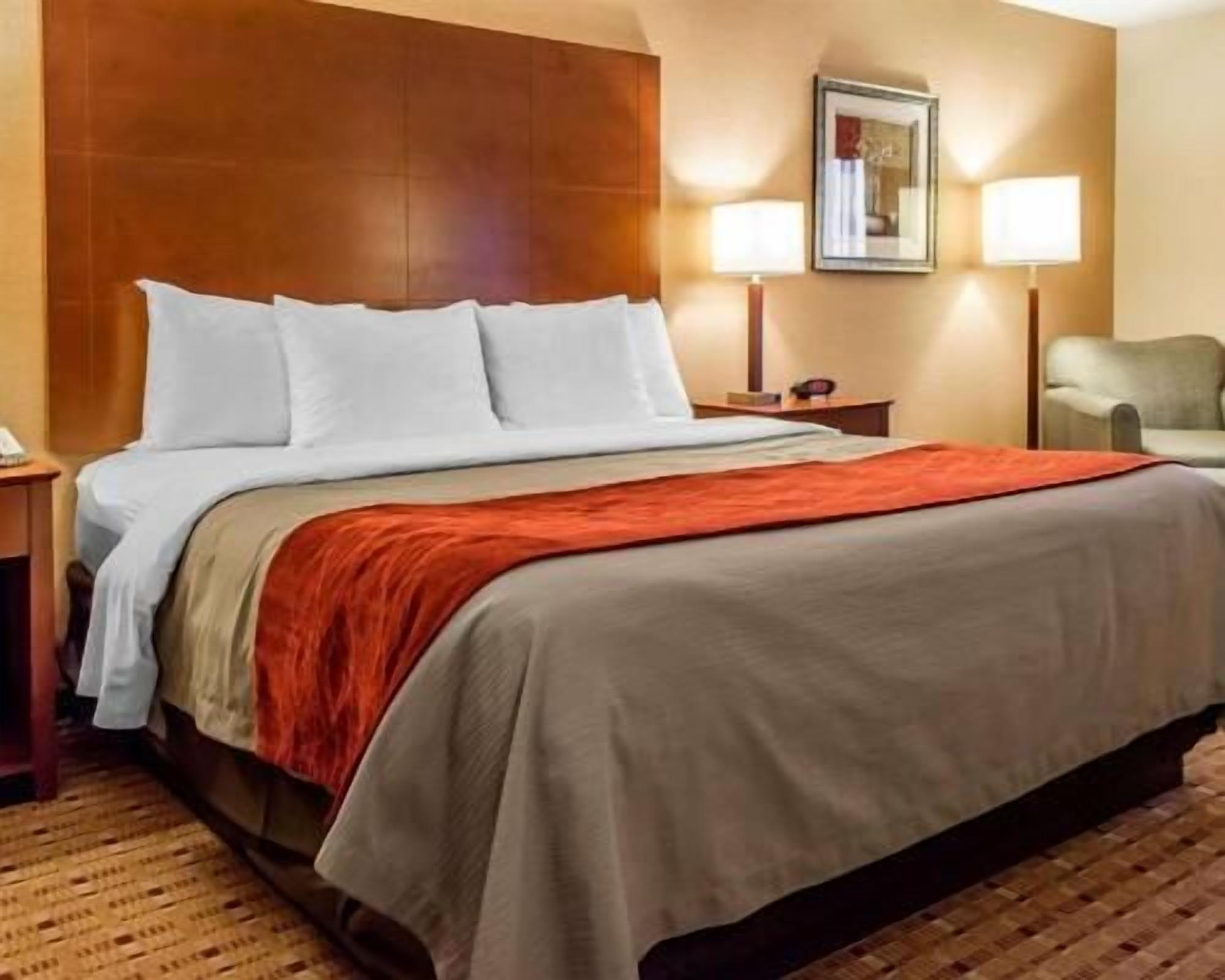 Escritorio, tabla de planchar con plancha, wifi gratis y ropa de cama 
