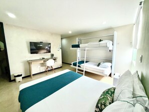 Minibar, in-room safe, desk, laptop workspace - Hotel Greenview Medellin (Medellín)