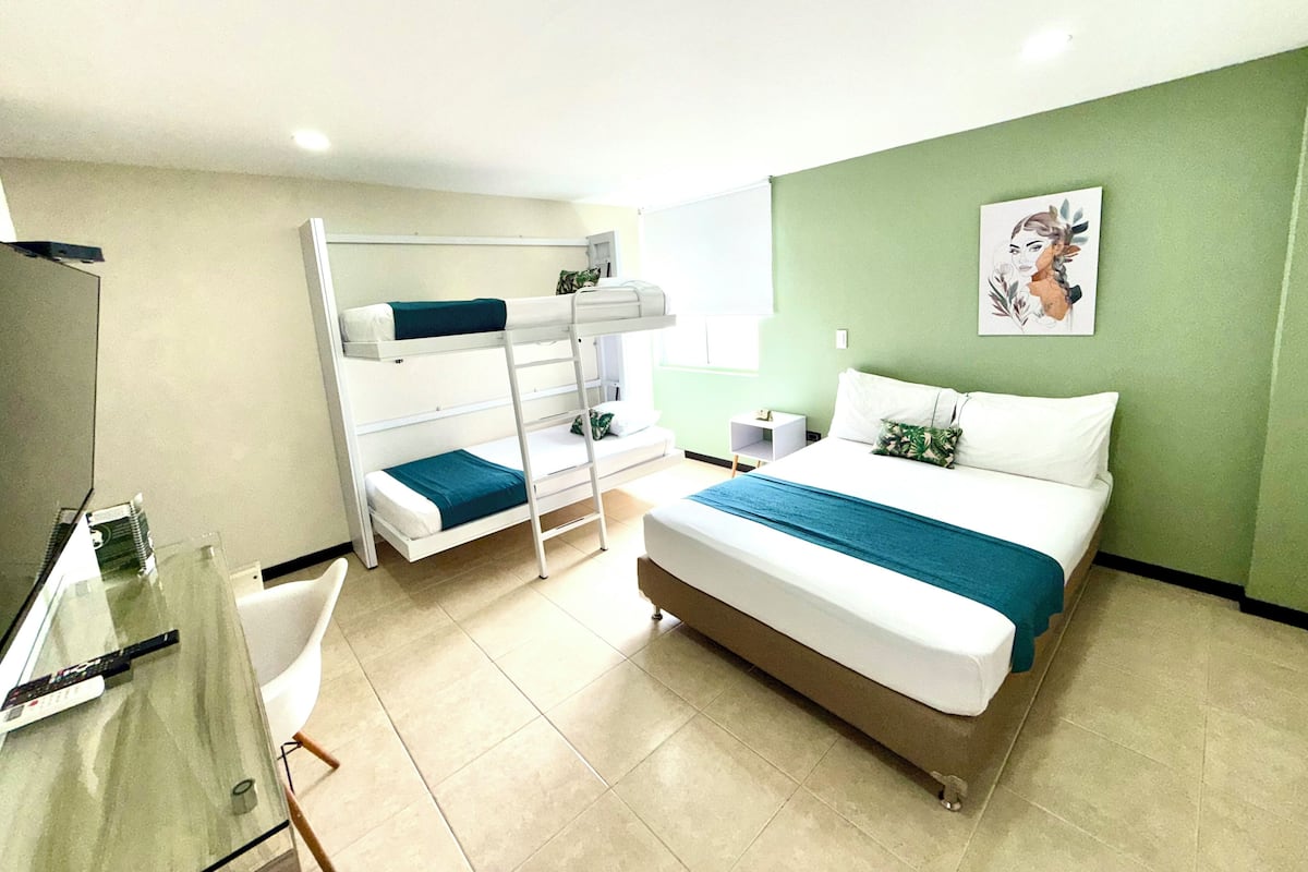 Standard fyrbäddsrum - flera sängar | Minibar, värdeförvaringsskåp på rummet och skrivbord