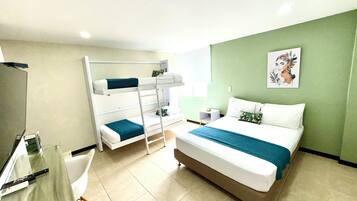 Habitación cuádruple estándar, varias camas | Minibar, caja de seguridad en la habitación y escritorio