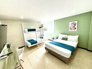 스탠다드 쿼드룸, 침대(여러 개) | 미니바, 객실 내 금고, 책상, 노트북 작업 공간