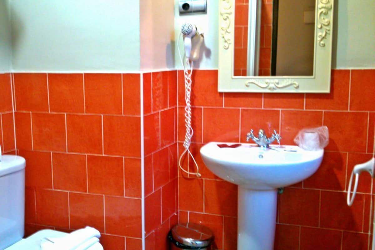 rainfall showerhead, free toiletries, hair dryer, towels