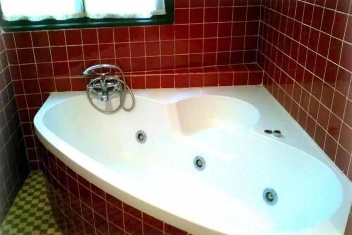 superior room | jetted bathtub