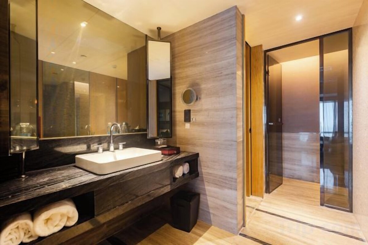 Separate tub and shower, free toiletries, hair dryer, bathrobes