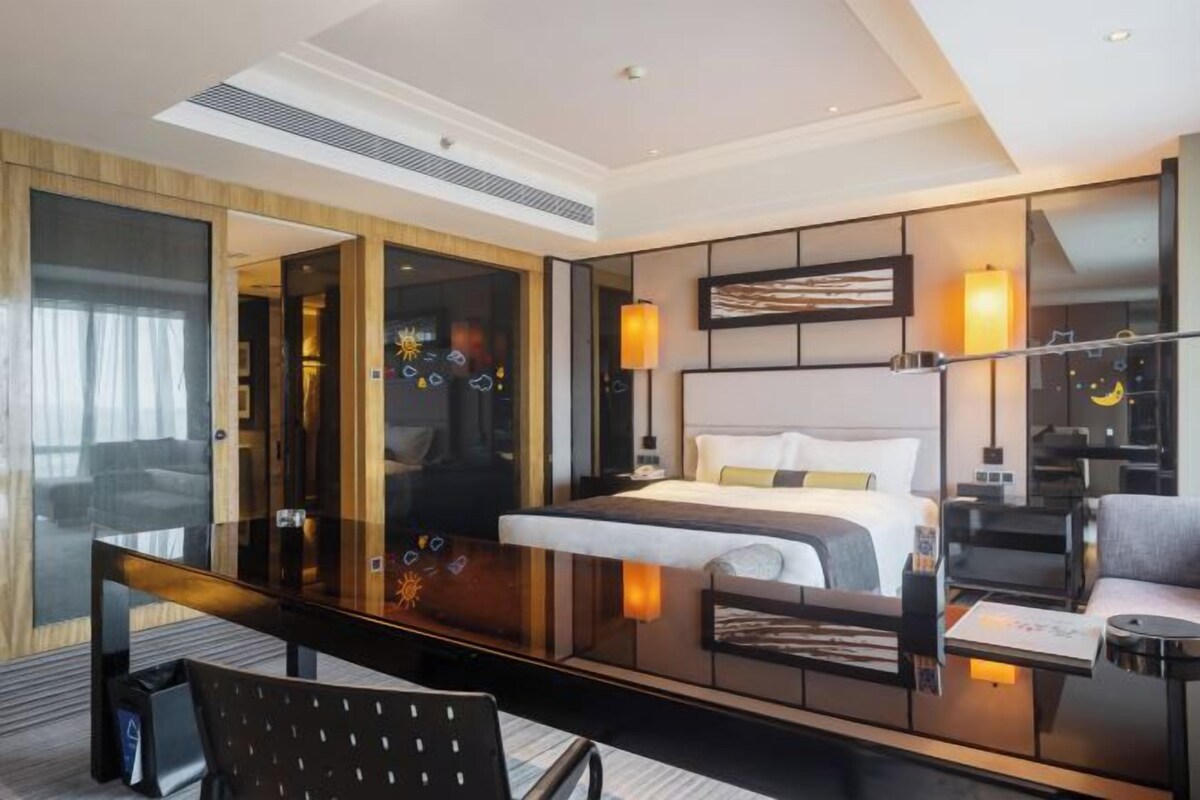 Down duvets, in-room safe, desk, blackout curtains
