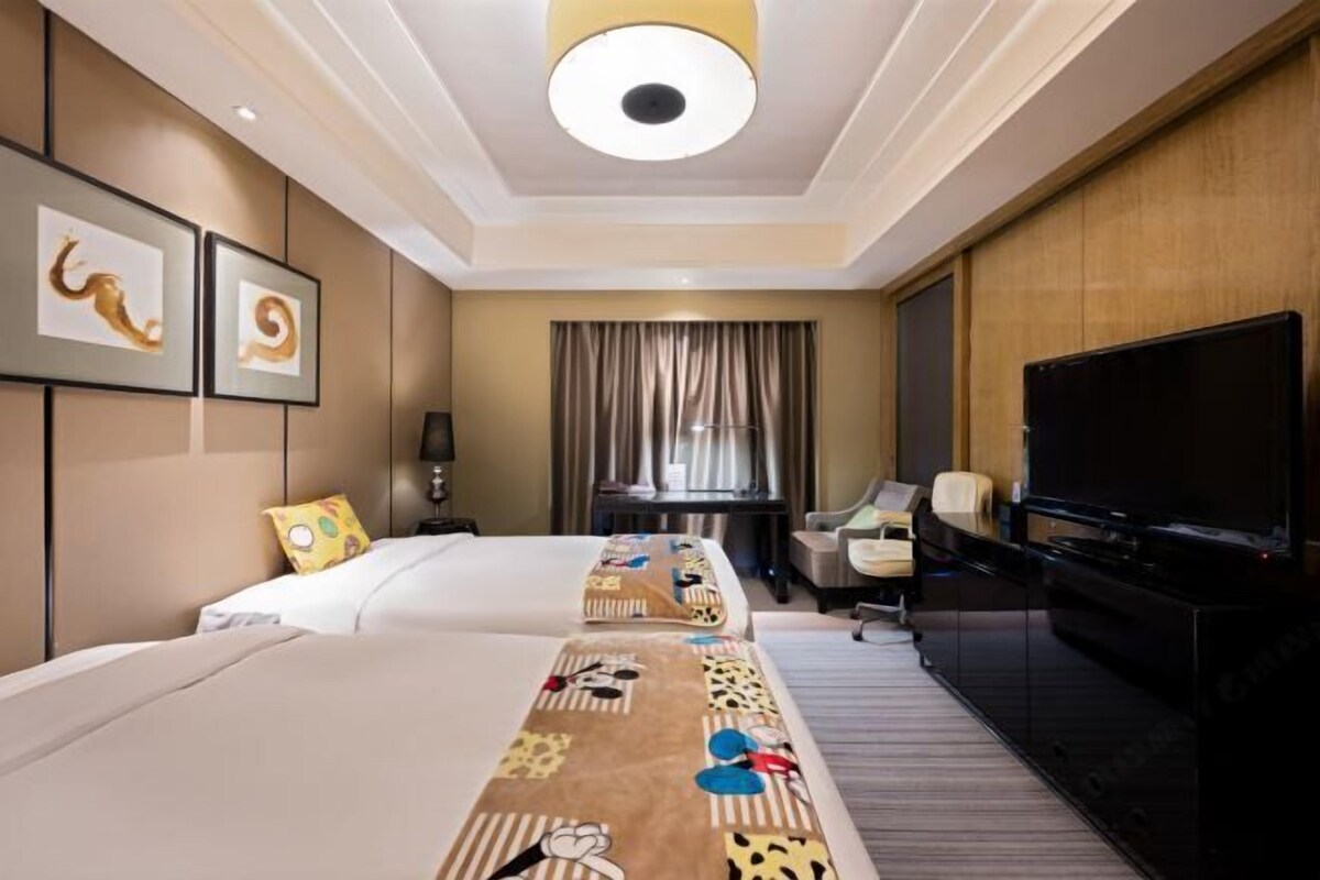 Down comforters, in-room safe, desk, blackout drapes