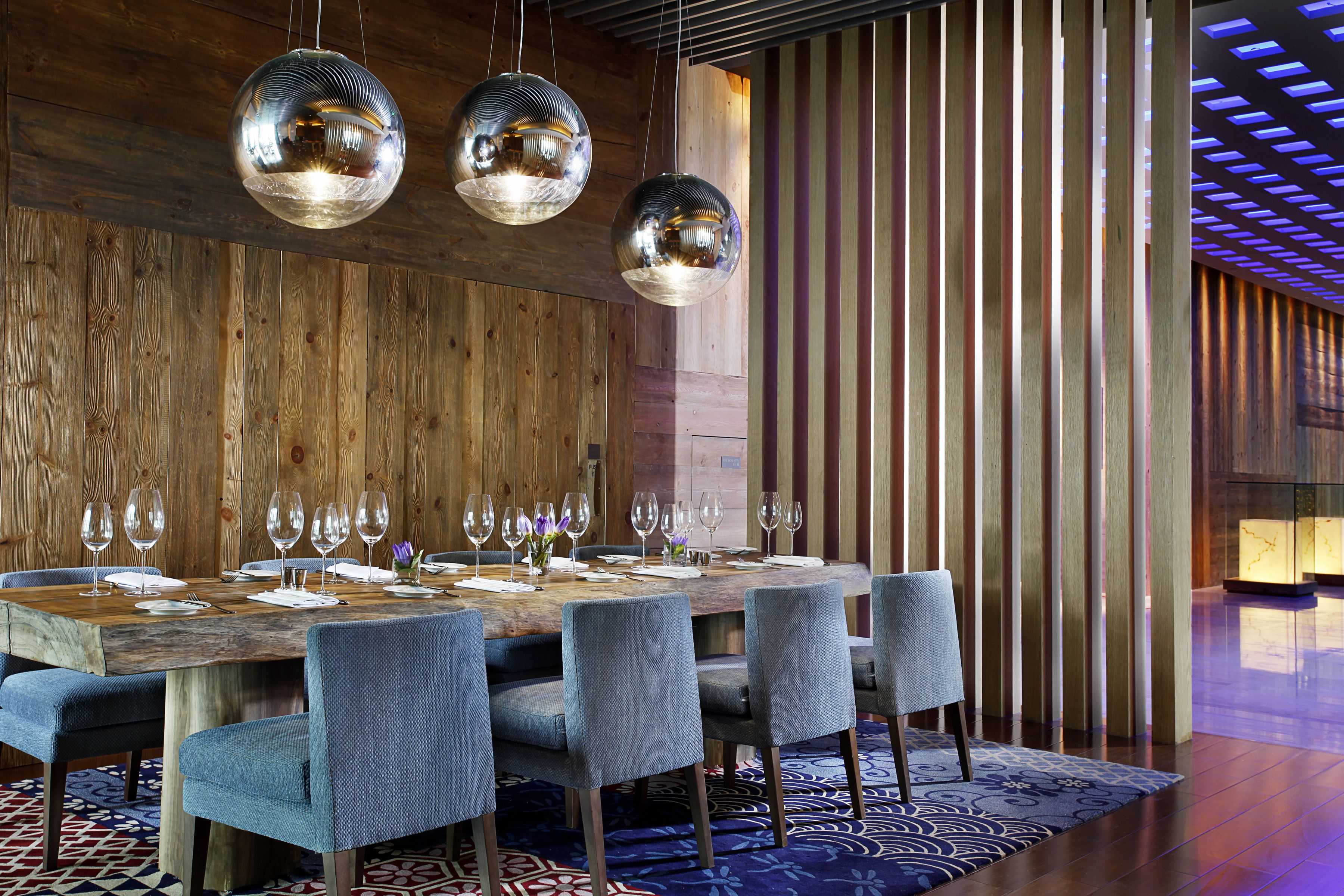 2 restaurants, breakfast, lunch, dinner served; chinese cuisine