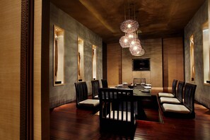 2 restaurants, breakfast, lunch, dinner served; Chinese cuisine