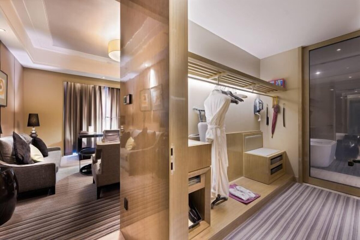 Down comforters, in-room safe, desk, blackout drapes