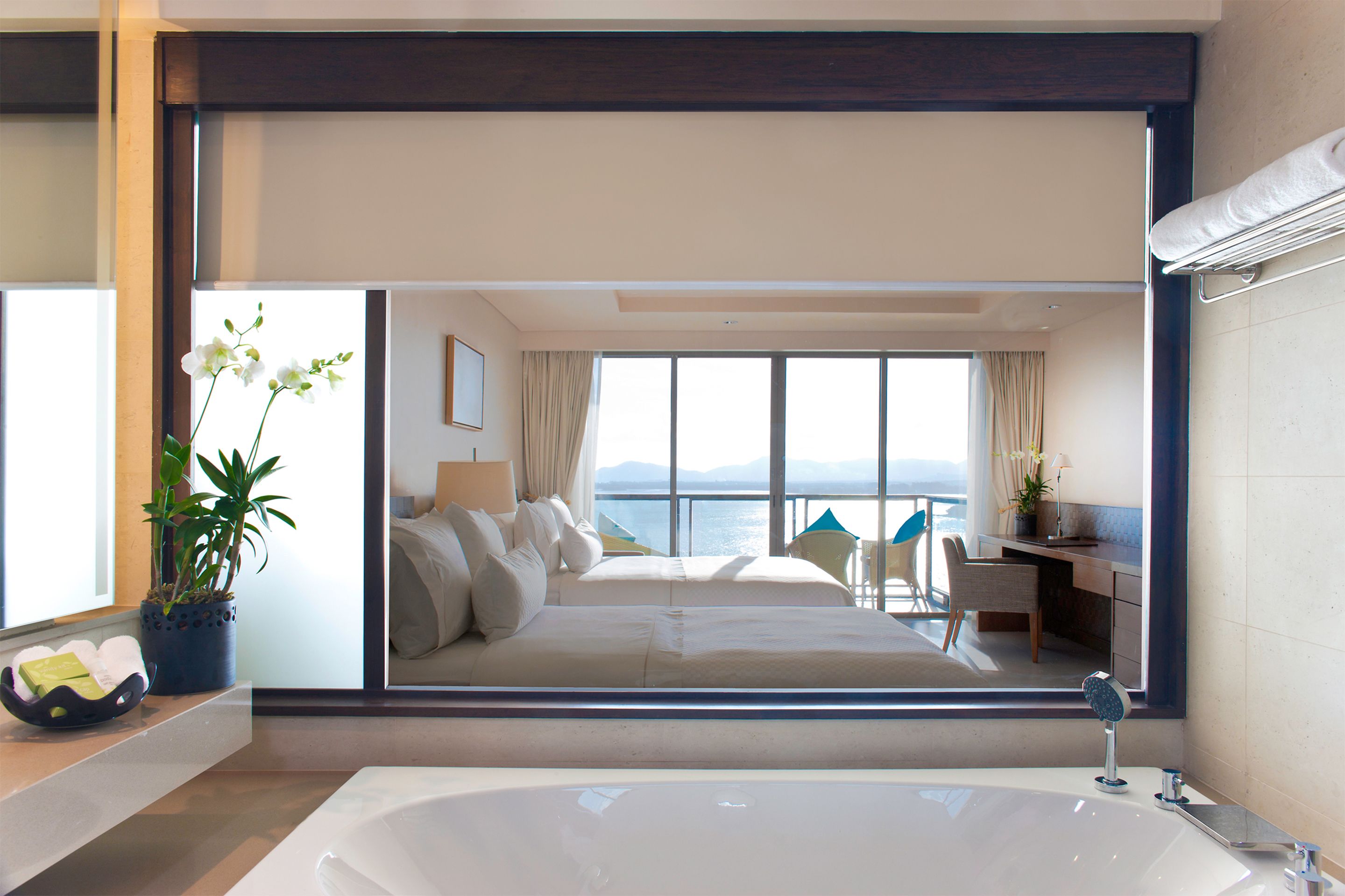 Chambre, 2 lits doubles, en front de mer (View) | Vue de la chambre