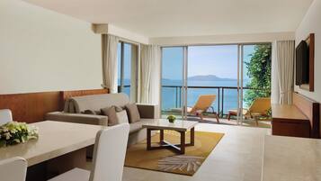 Luxury-Suite, 1 Schlafzimmer, Meerseite (View) | Wohnzimmer | LCD-Fernseher, Kinderspielzeug