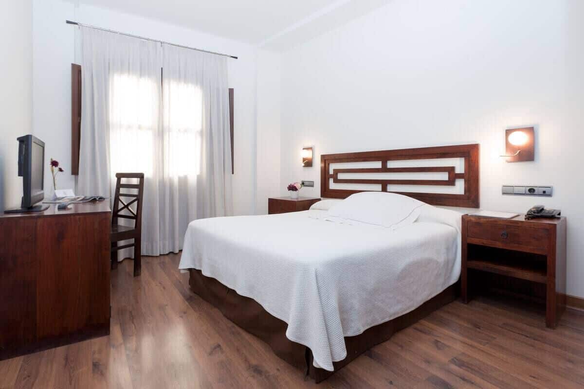 Minibar, in-room safe, desk, iron/ironing board