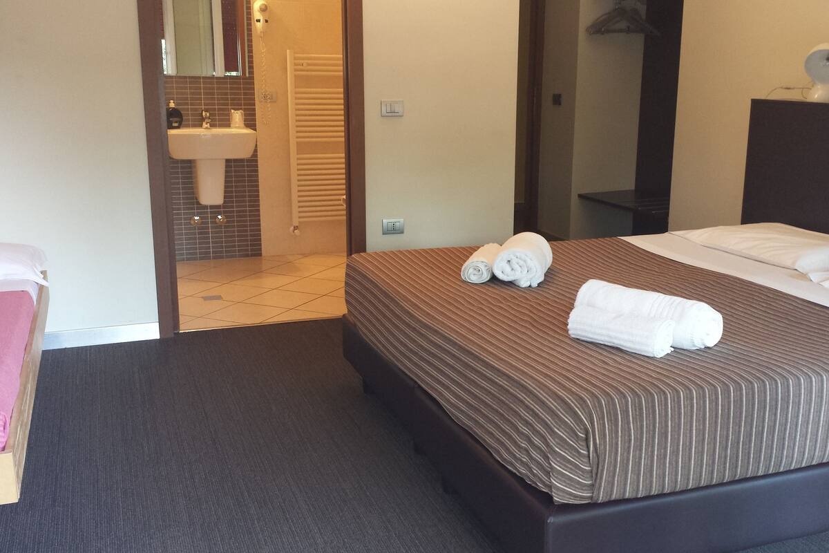Hypo-allergenic bedding available, desk, WiFi (free)