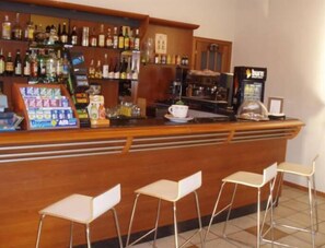 아침 식사 및 해피아워 제공