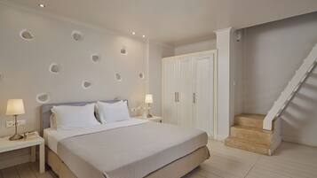 Quarto com cama, mesas de cabeceira, guarda-roupa e escada.