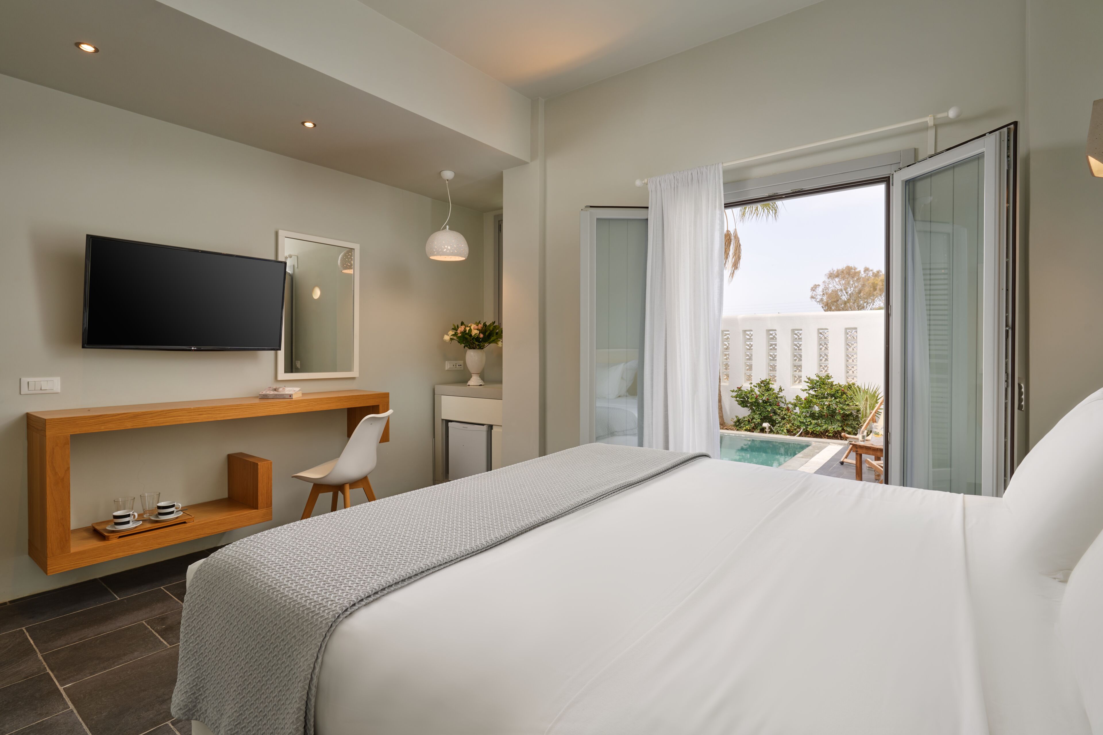 junior studio suite, private pool | in-room safe, soundproofing, bed sheets