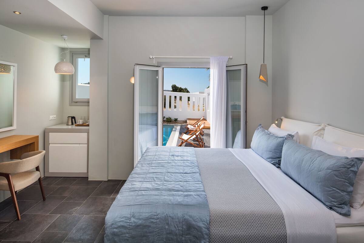 Suite estudio junior, alberca privada | 1 habitación, caja de seguridad en la habitación y insonorización