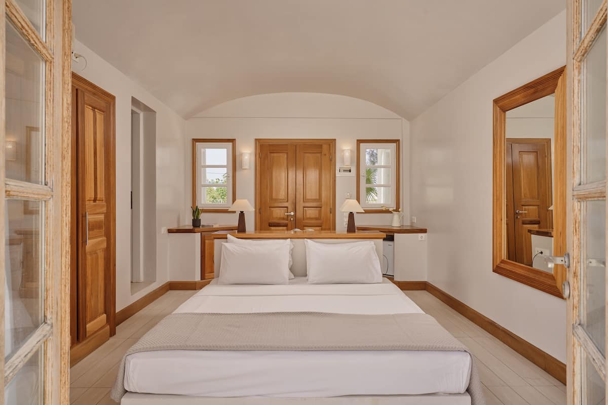 Suite estudio junior, hidromasaje | 1 habitación, caja de seguridad en la habitación y insonorización