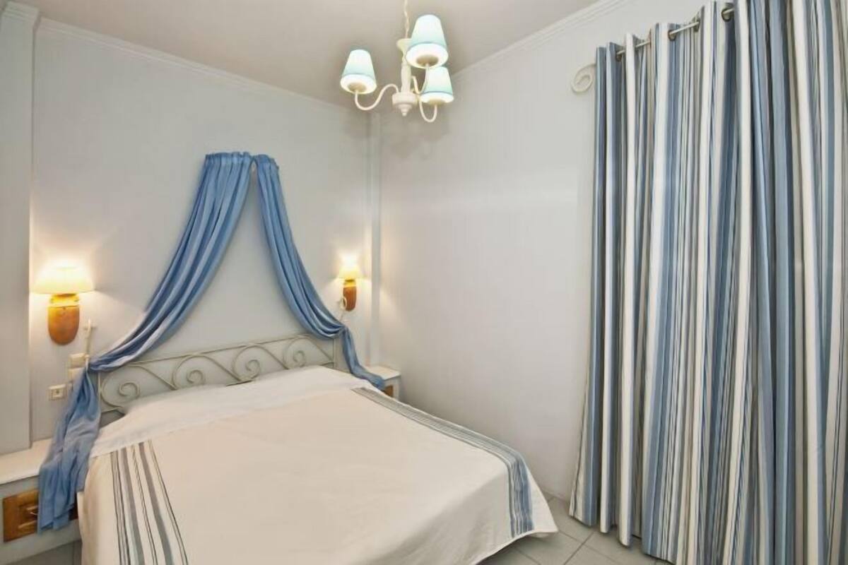 In-room safe, soundproofing, bed sheets