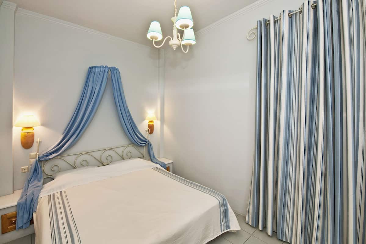 Economy Double Room | 1 bedroom, in-room safe, soundproofing, bed sheets