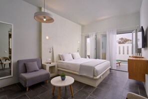 Junior-Studiosuite, eigener Pool | Zimmersafe, schallisolierte Zimmer, Bettwäsche