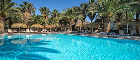 Piscine extérieure, parasols de plage, chaises longues