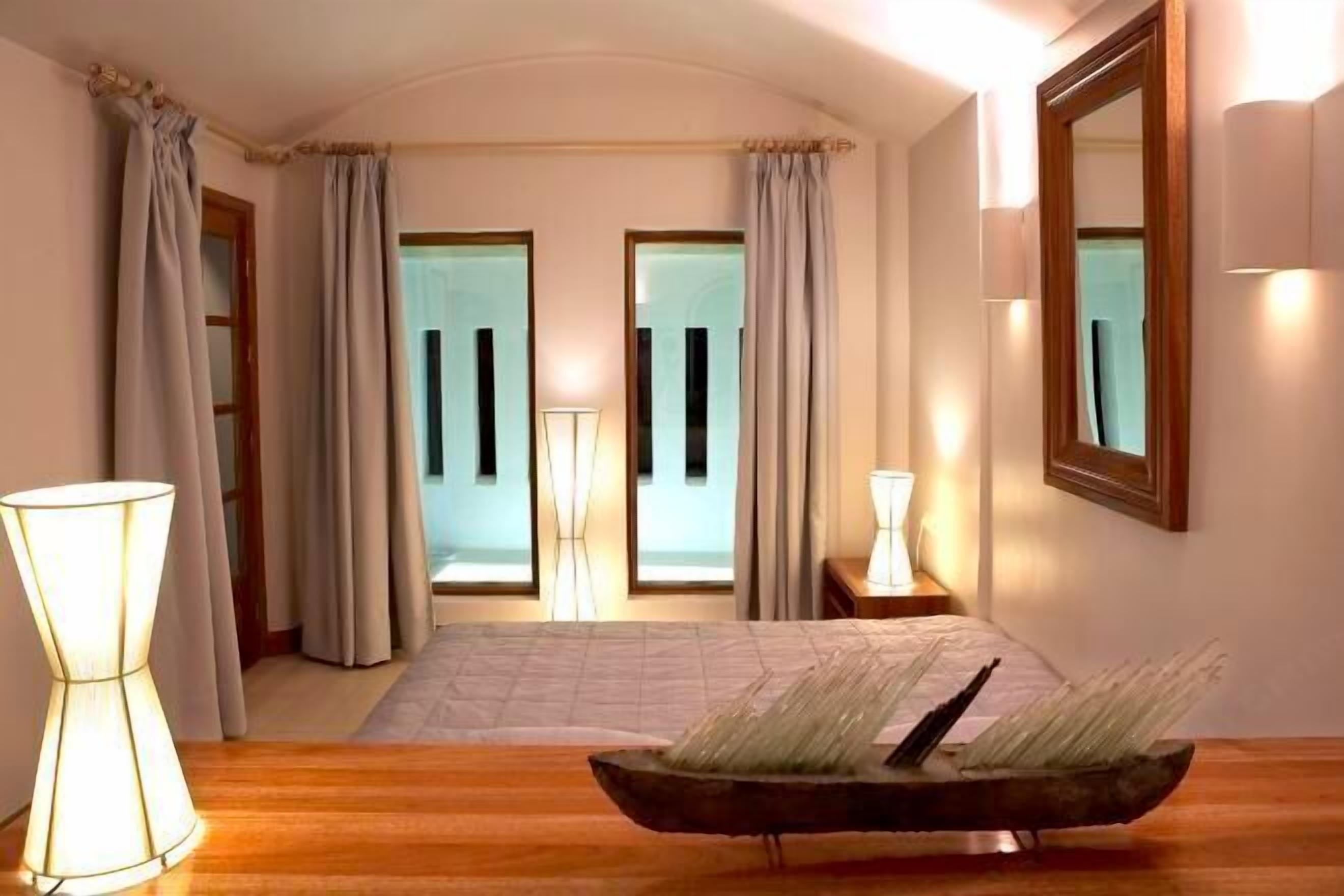 In-room safe, soundproofing, bed sheets
