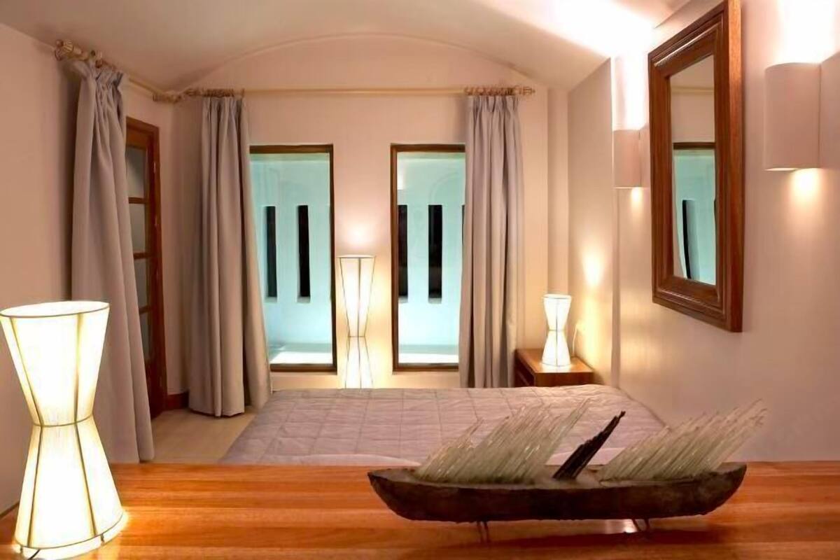 In-room safe, soundproofing, bed sheets