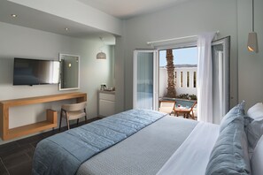 Junior-Studiosuite, eigener Pool | Zimmersafe, schallisolierte Zimmer, Bettwäsche