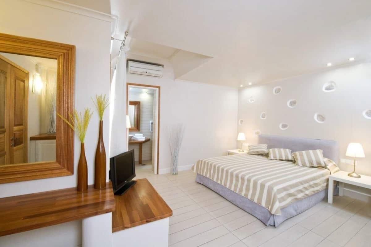 Suite (Maisonette) | 1 bedroom, in-room safe, soundproofing, bed sheets