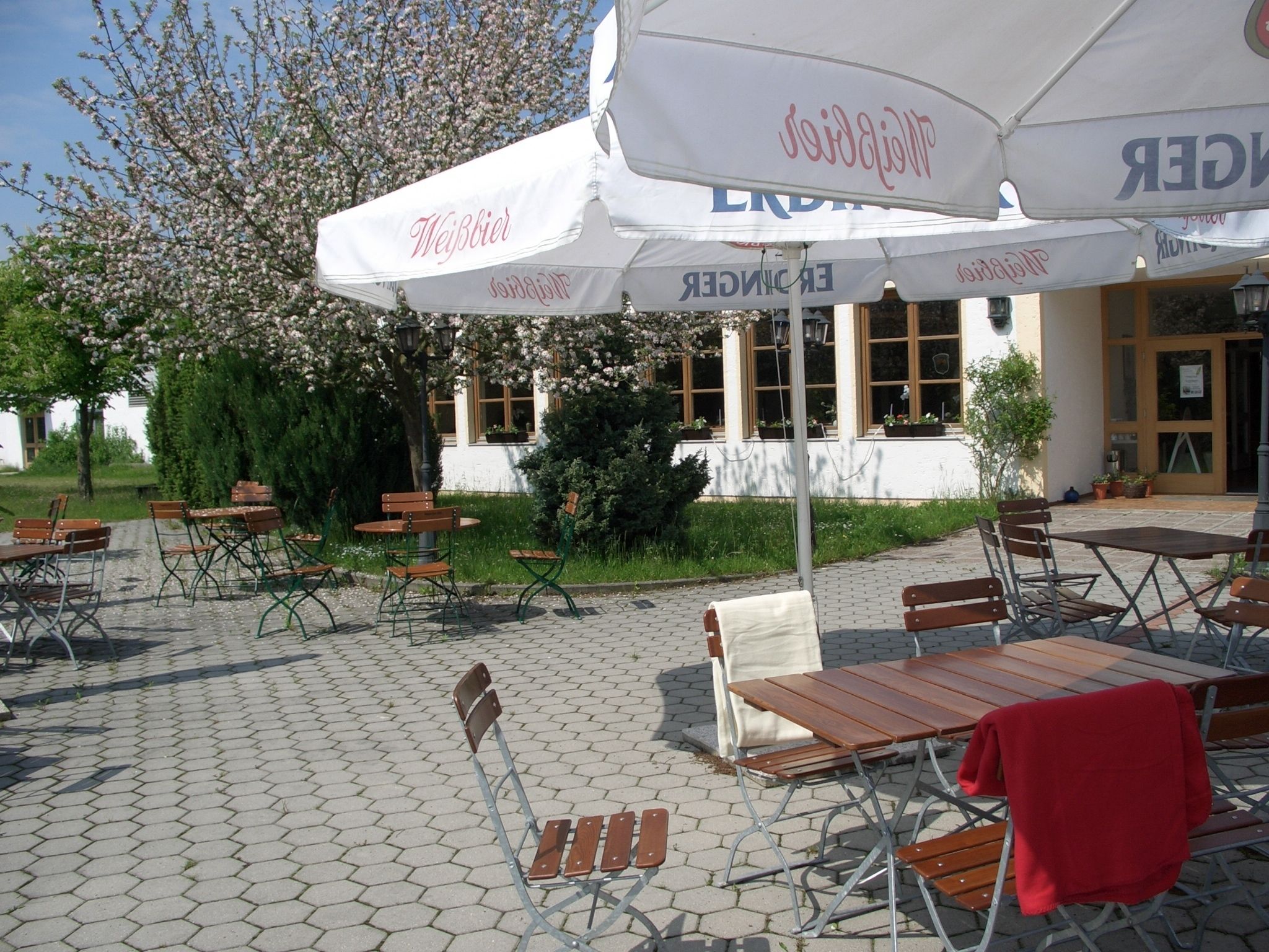 供應早餐、晚餐；多國菜；室外用餐