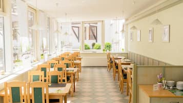 Der serveres morgenmad og aftensmad