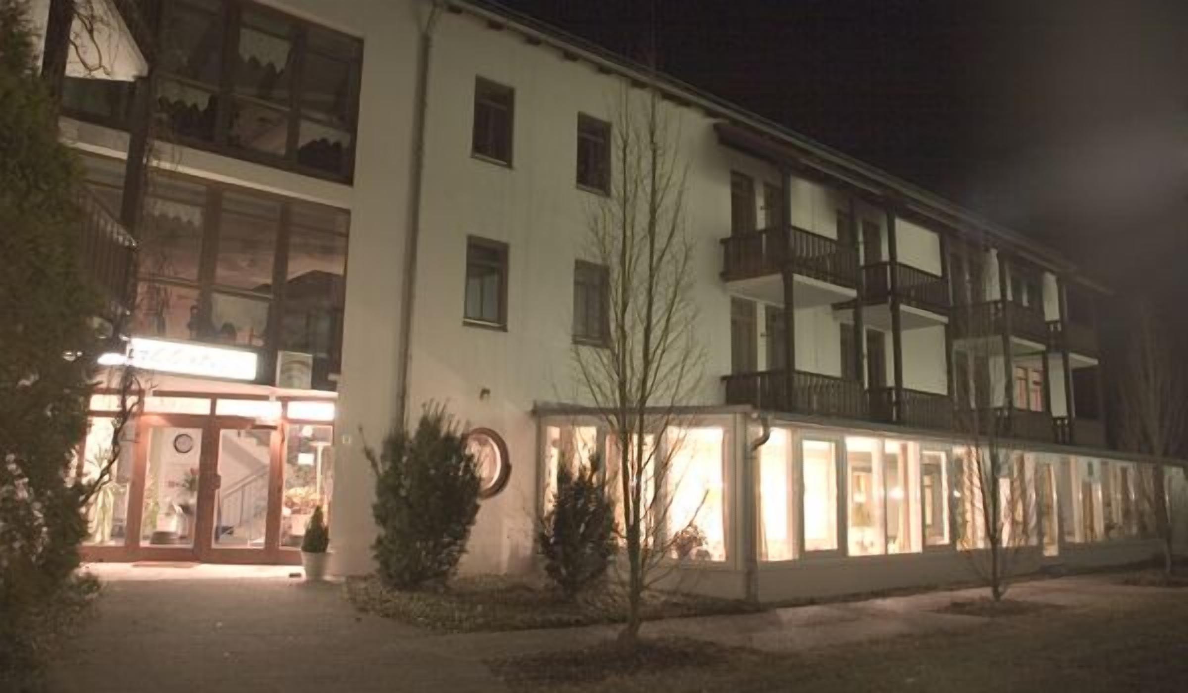 Bagian depan properti - sore/malam