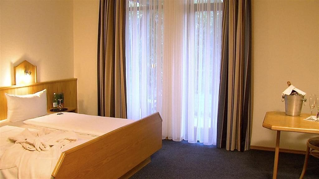 Dundyner, senger med overmadrass, safe på rommet og skrivebord