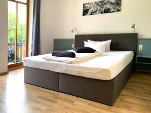 Standard Room, 1 Bedroom | Down comforters, pillowtop beds, in-room safe, desk - Parkhotel Cham (Cham)