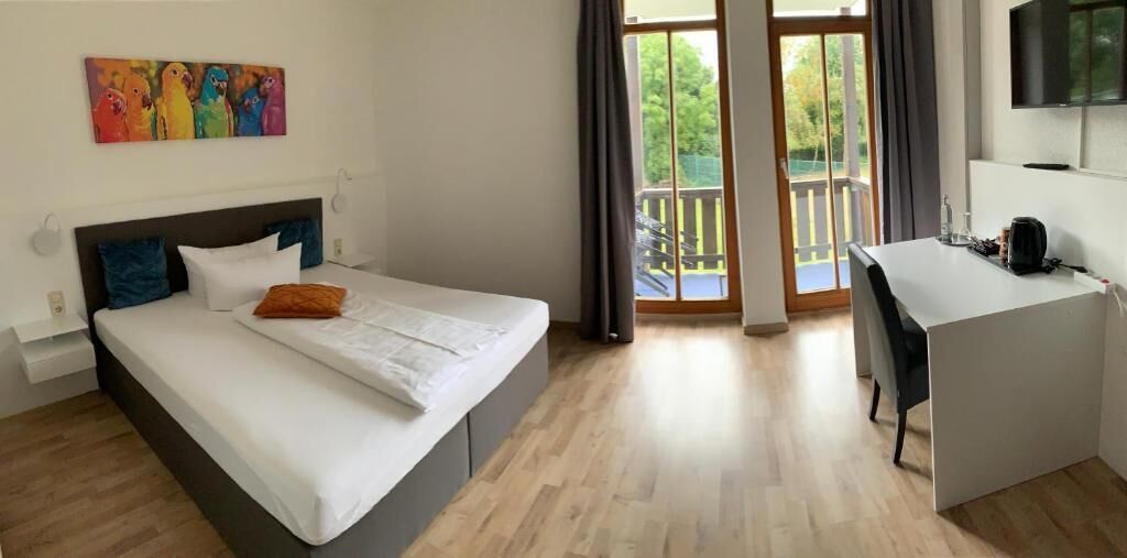 Donsdekens, pillowtop-bedden, een kluis op de kamer, een bureau
