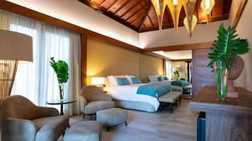 Huvila, yksityinen uima-allas | Minibaari, tallelokero huoneessa, työpöytä, pimennysverhot