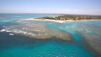 Sulla spiaggia, sabbia bianca, lettini da mare, ombrelloni