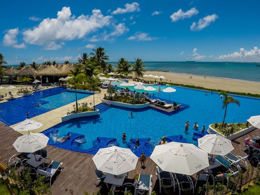 Piscine extérieure, chaises longues