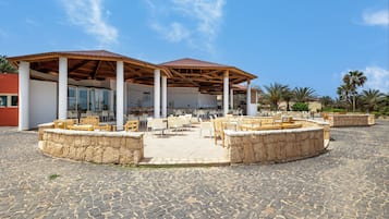 Bar en bord de piscine