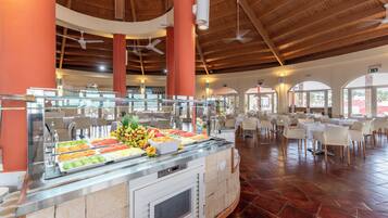 2 ravintolaa, joissa tarjoillaan aamiainen