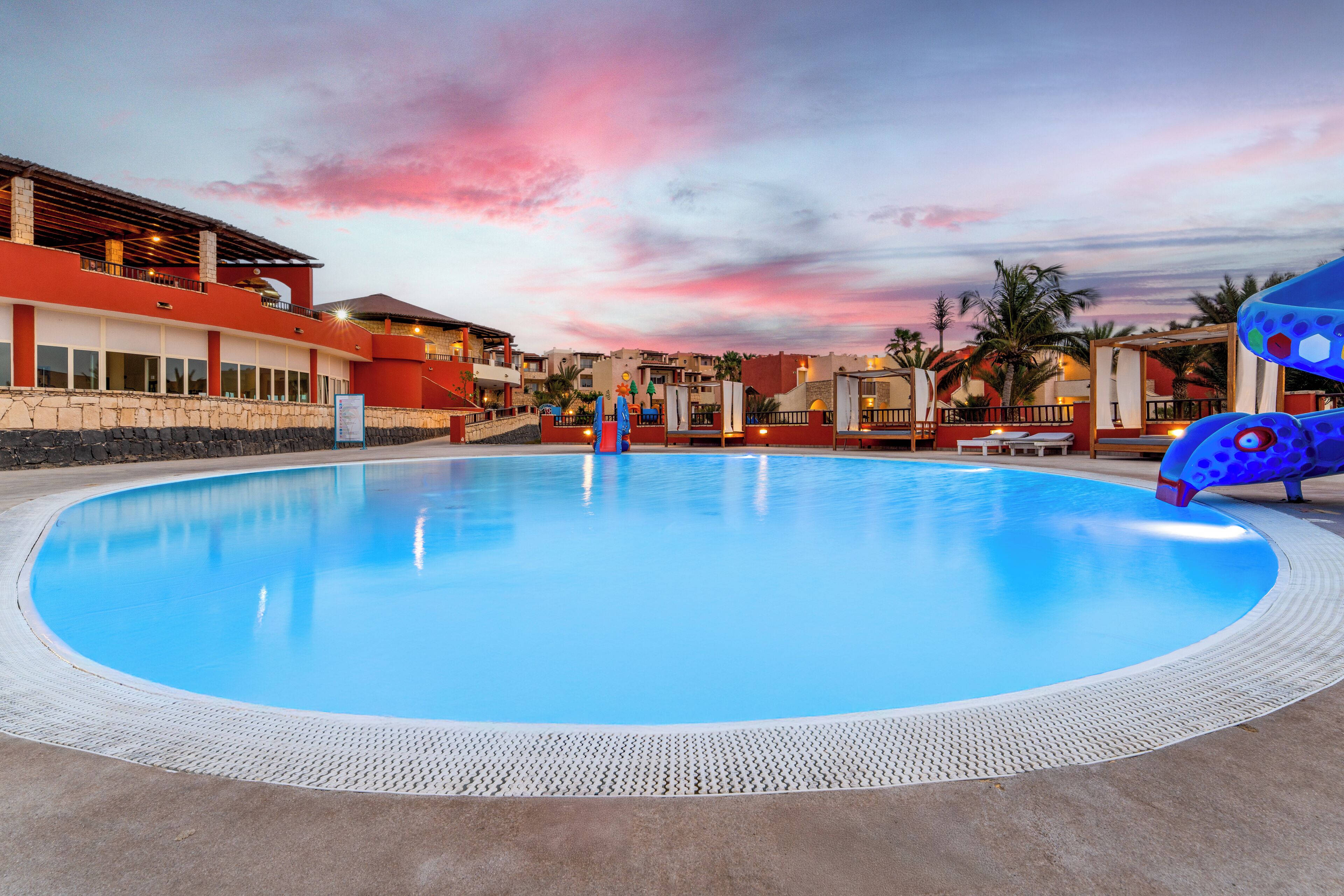 2 outdoor pools