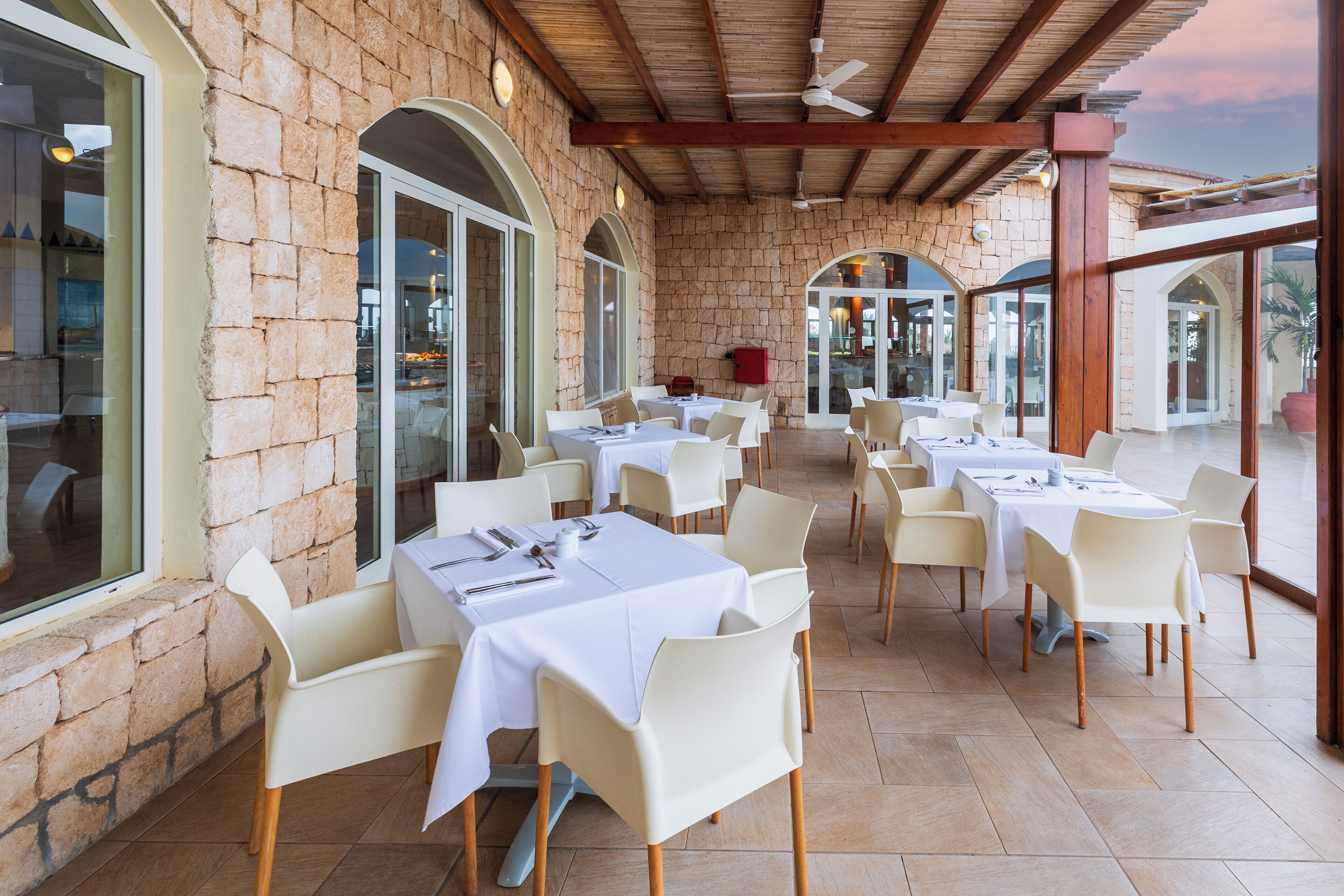 2 restaurantes; se sirven desayunos, almuerzos y cenas